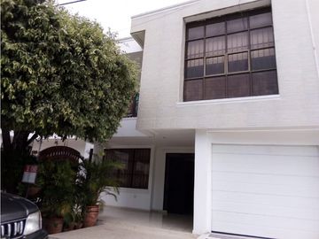VENTA DE CASA DE DOS PISOS EN LA CASTELLANA DE MONTERA