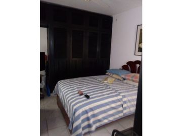 VENTA DE CASA DE DOS PISOS EN LA CASTELLANA DE MONTERA