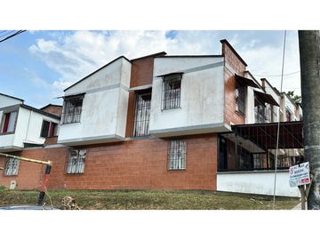Casa esquinera a la venta en urbanización Piamonte