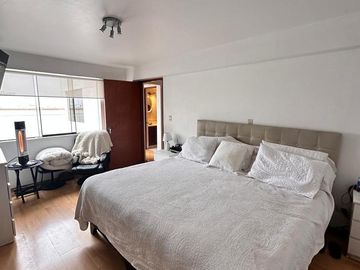 VENTA DEPARTAMENTO C/AMPLIA TERRAZA EN 2DO NIVEL, EL DERBY