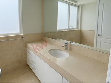 Este Departamento de 400m² en Bosque Real es la Declaración Definitiva de su Éxito y Visión de Futuro.