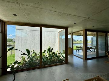 Casa en  venta al rio en Naudir- Escobar - PG