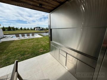 Casa en  venta al rio en Naudir- Escobar - PG