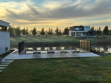 Casa en  venta al rio en Naudir- Escobar - PG