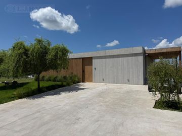 Casa en  venta al rio en Naudir- Escobar - PG