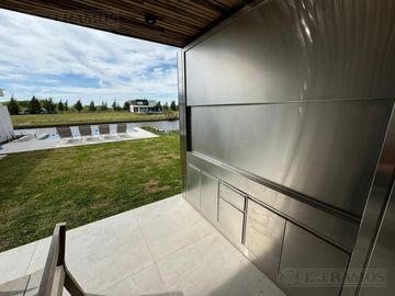 Casa en  venta al rio en Naudir- Escobar - PG