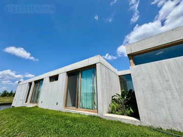 Casa en  venta al rio en Naudir- Escobar - PG