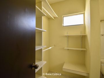 Venta Casa  4 recámaras en Margaritas Cholul ideal para oficinas