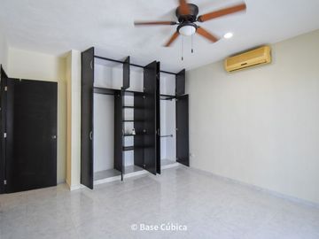 Venta Casa  4 recámaras en Margaritas Cholul ideal para oficinas