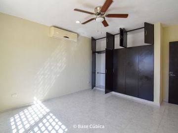 Venta Casa  4 recámaras en Margaritas Cholul ideal para oficinas