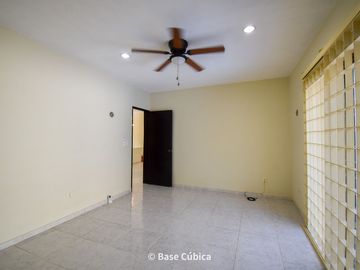 Venta Casa  4 recámaras en Margaritas Cholul ideal para oficinas