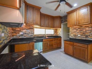 Venta Casa  4 recámaras en Margaritas Cholul ideal para oficinas