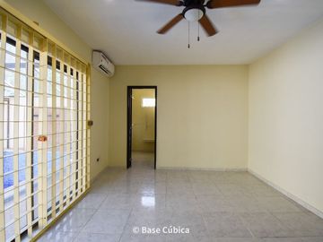 Venta Casa  4 recámaras en Margaritas Cholul ideal para oficinas