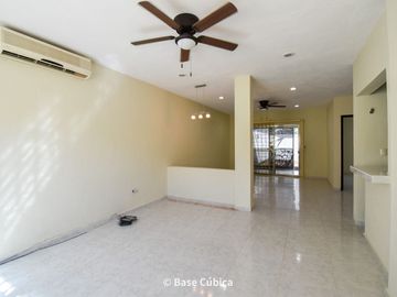 Venta Casa  4 recámaras en Margaritas Cholul ideal para oficinas