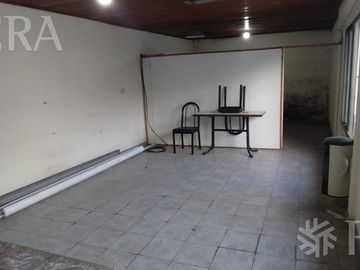 Venta casa 4 ambientes con jardín, cochera y quincho en Solano