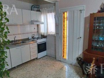 Venta casa 4 ambientes con jardín, cochera y quincho en Solano