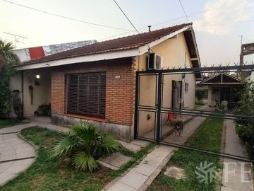 Venta casa 4 ambientes con jardín, cochera y quincho en Solano