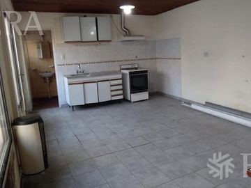 Venta casa 4 ambientes con jardín, cochera y quincho en Solano
