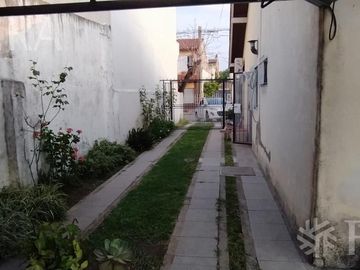Venta casa 4 ambientes con jardín, cochera y quincho en Solano