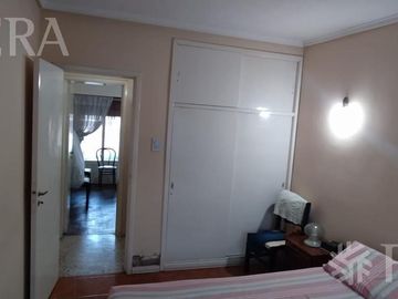 Venta casa 4 ambientes con jardín, cochera y quincho en Solano