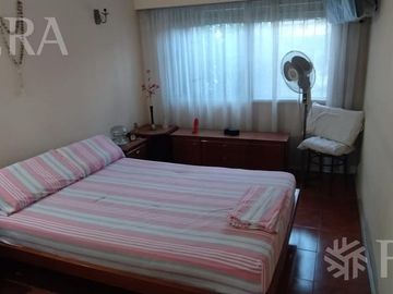 Venta casa 4 ambientes con jardín, cochera y quincho en Solano