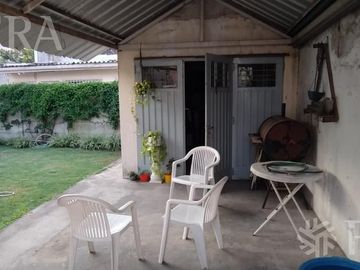 Venta casa 4 ambientes con jardín, cochera y quincho en Solano