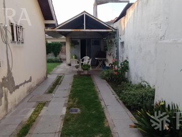 Venta casa 4 ambientes con jardín, cochera y quincho en Solano