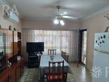 Venta casa 4 ambientes con jardín, cochera y quincho en Solano