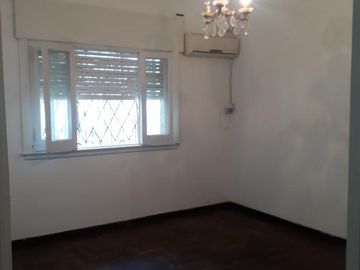 Casa 5 ambientes en venta en  Quilmes Oeste