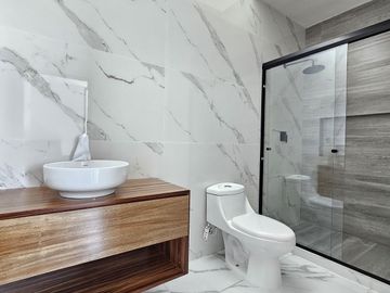 CASA 2 PLANTAS, 2 RECÁMARAS, 2.5 BAÑOS, COCHERA PARA 2 AUTOS, COCINA INTEGRAL.