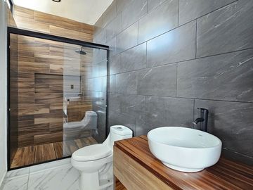 CASA 2 PLANTAS, 2 RECÁMARAS, 2.5 BAÑOS, COCHERA PARA 2 AUTOS, COCINA INTEGRAL.