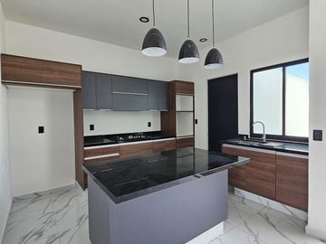 CASA 2 PLANTAS, 2 RECÁMARAS, 2.5 BAÑOS, COCHERA PARA 2 AUTOS, COCINA INTEGRAL.