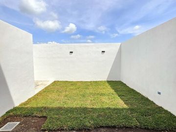 CASA 2 PLANTAS, 2 RECÁMARAS, 2.5 BAÑOS, COCHERA PARA 2 AUTOS, COCINA INTEGRAL.