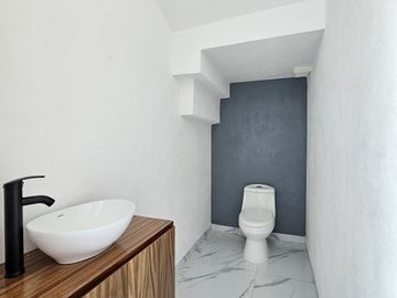 CASA 2 PLANTAS, 2 RECÁMARAS, 2.5 BAÑOS, COCHERA PARA 2 AUTOS, COCINA INTEGRAL.