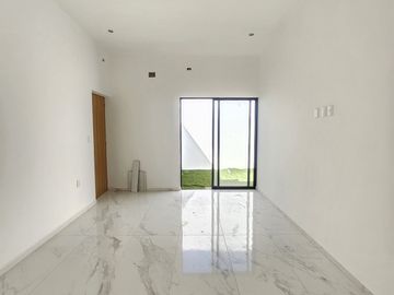 RESIDENCIA UNA PLANTA, 3 RECÁMARAS, 2 BAÑOS COMPLETOS, COCHERA PARA 2 AUTOS