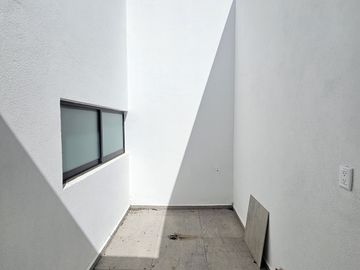 RESIDENCIA UNA PLANTA, 3 RECÁMARAS, 2 BAÑOS COMPLETOS, COCHERA PARA 2 AUTOS