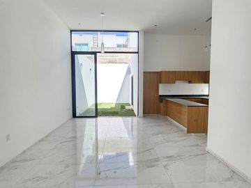 RESIDENCIA UNA PLANTA, 3 RECÁMARAS, 2 BAÑOS COMPLETOS, COCHERA PARA 2 AUTOS
