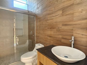 RESIDENCIA UNA PLANTA, 3 RECÁMARAS, 2 BAÑOS COMPLETOS, COCHERA PARA 2 AUTOS