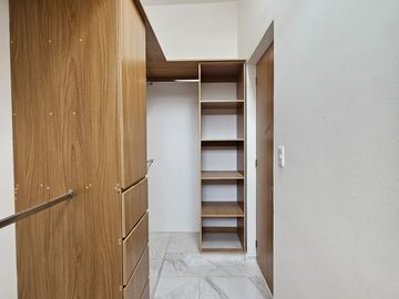 RESIDENCIA UNA PLANTA, 3 RECÁMARAS, 2 BAÑOS COMPLETOS, COCHERA PARA 2 AUTOS