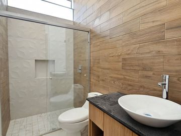 RESIDENCIA UNA PLANTA, 3 RECÁMARAS, 2 BAÑOS COMPLETOS, COCHERA PARA 2 AUTOS