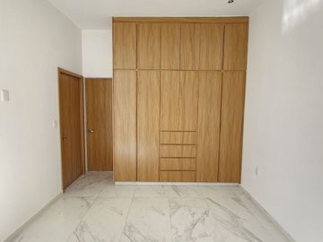 RESIDENCIA UNA PLANTA, 3 RECÁMARAS, 2 BAÑOS COMPLETOS, COCHERA PARA 2 AUTOS
