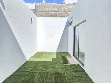 RESIDENCIA UNA PLANTA, 3 RECÁMARAS, 2 BAÑOS COMPLETOS, COCHERA PARA 2 AUTOS