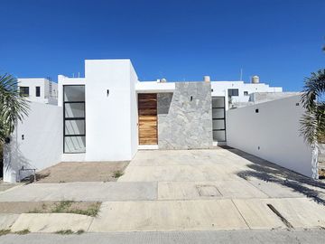 RESIDENCIA UNA PLANTA, 3 RECÁMARAS, 2 BAÑOS COMPLETOS, COCHERA PARA 2 AUTOS