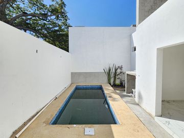 RESIDENCIA CON ALBERCA EN ESQUINA, 3 RECÁMARAS, 2.5 BAÑOS, VESTIDOR.