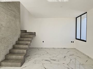 RESIDENCIA CON ALBERCA EN ESQUINA, 3 RECÁMARAS, 2.5 BAÑOS, VESTIDOR.