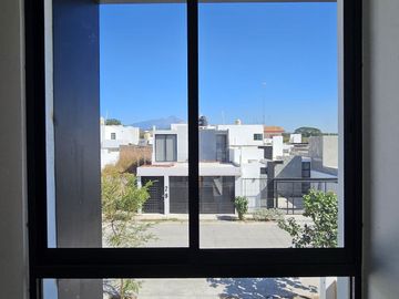 RESIDENCIA CON ALBERCA EN ESQUINA, 3 RECÁMARAS, 2.5 BAÑOS, VESTIDOR.