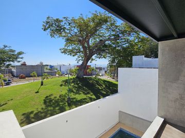 RESIDENCIA CON ALBERCA EN ESQUINA, 3 RECÁMARAS, 2.5 BAÑOS, VESTIDOR.