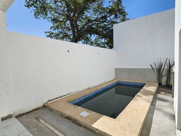 RESIDENCIA CON ALBERCA EN ESQUINA, 3 RECÁMARAS, 2.5 BAÑOS, VESTIDOR.