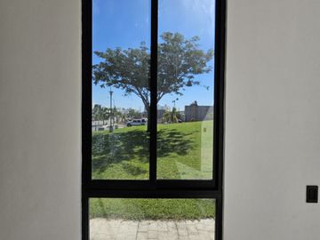 RESIDENCIA CON ALBERCA EN ESQUINA, 3 RECÁMARAS, 2.5 BAÑOS, VESTIDOR.