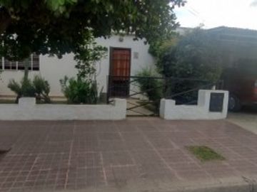 VENTA CASA CON POSIBILIDAD DE HACER DEPARTAMENTO INTERNO.
